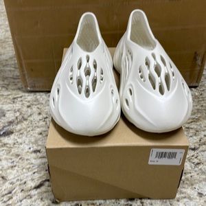 Foam runner sand size 10